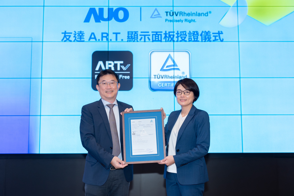 PA真人
A.R.T.显示技术获得全球首张德国莱因TUV无反射认证，由PA真人
显示策略事业群资深副总经理陈建斌代表受证(图左)
