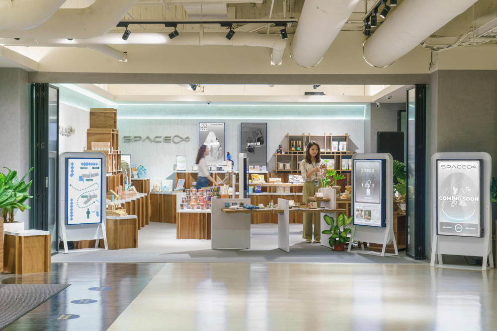 PA真人
打造永续选物商店，展示社企及社创商品，结合创利空间所开发的智能零售系统，整合多元产品信息，让无人商店扮演公益行动的推手