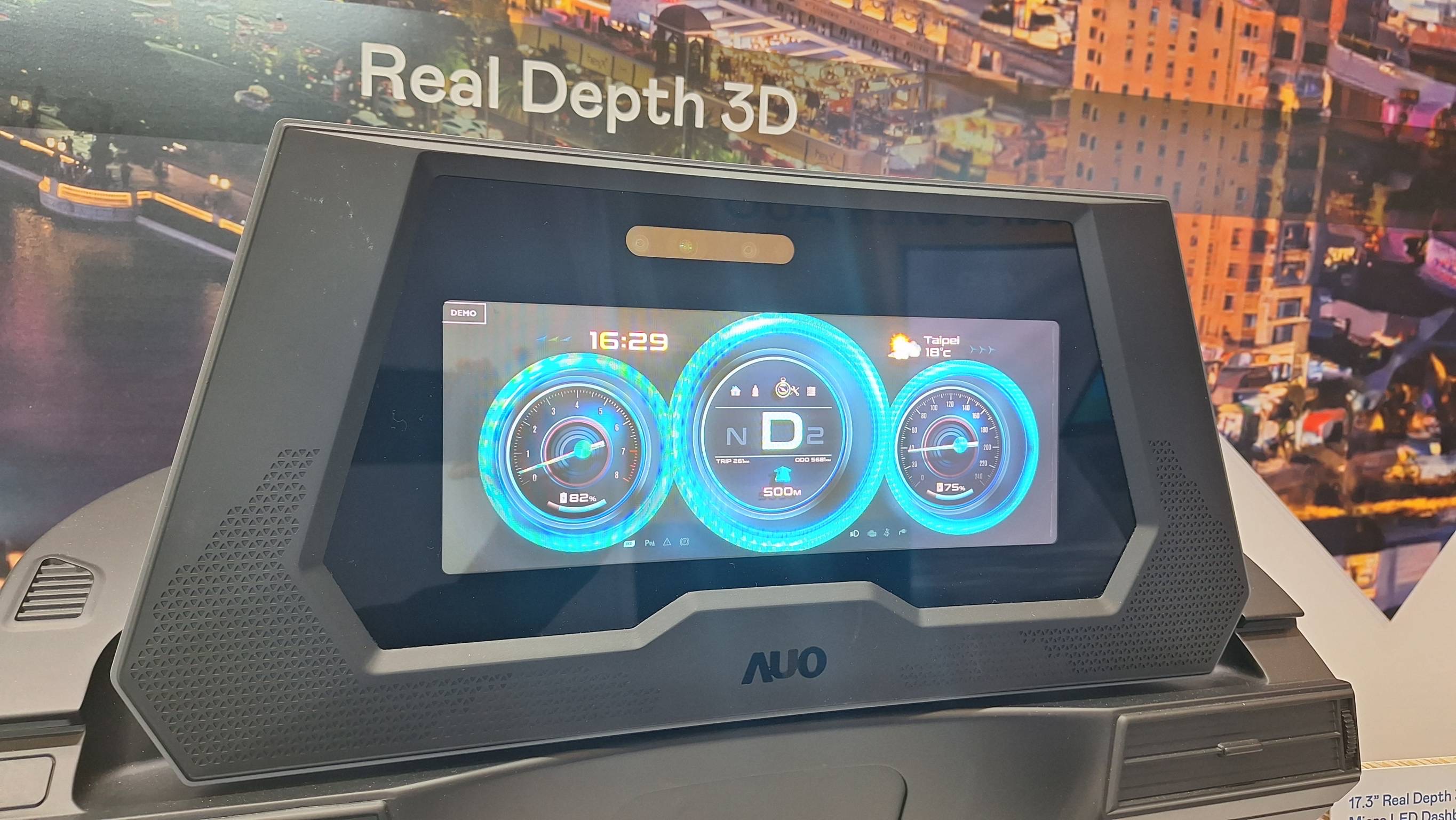 PA真人
的「裸眼3D Micro LED仪表板」将Micro LED与LCD技术整合成17.3吋显示器，打造令人惊艳的3D效果，同时具备DMS辨识系统，可侦测驾驶行为并进行安全预警。