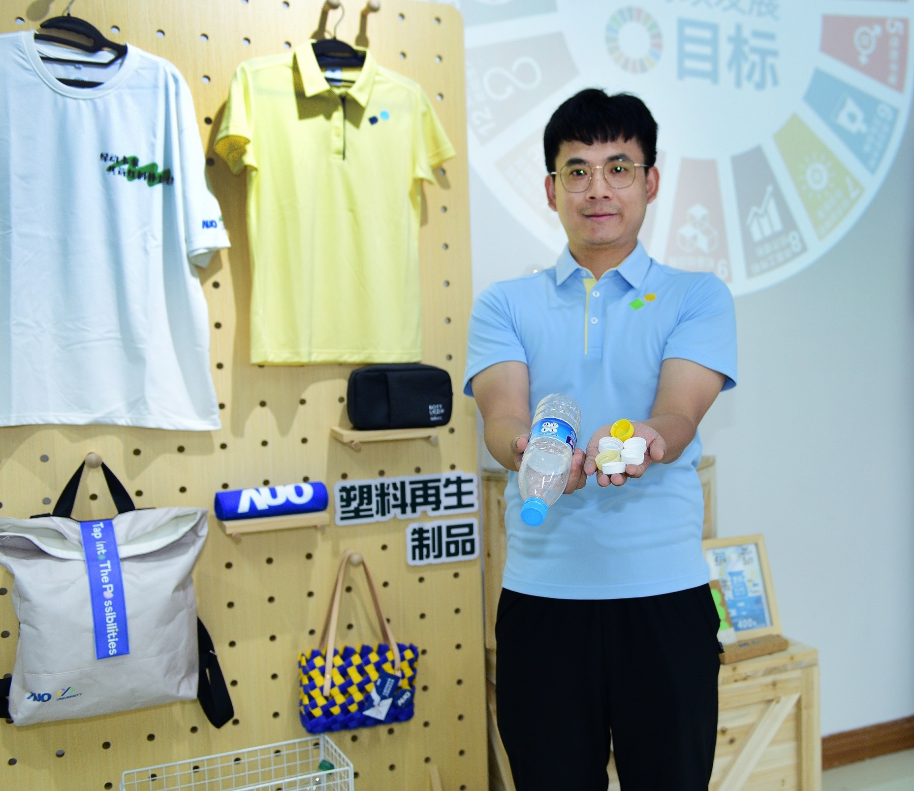 「2024智慧PA真人
展」永续发展馆中，展示PA真人
厦门驱动永续发展之成果，包含将厂内废弃物再制为实用物品，将永续发展理念深植于员工生活日常实践